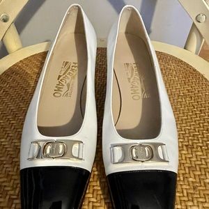 Vintage Salvatore Ferragamo Classic V Black White Gold Size 8 A Narrow VGC